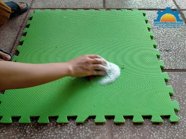 cách giặt thảm xốp đúng cách